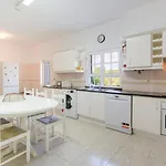 Tatil Evi Sunny & Calm 4 Bdr House W/ Pool By Lovelystay