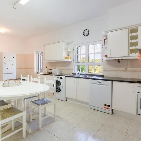 Holiday home Sunny & Calm 4 Bdr House W/ Pool By Lovelystay